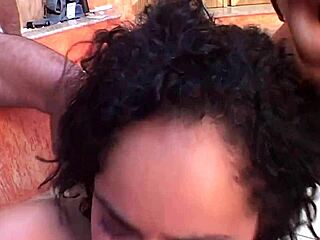 拉丁妈咪鱼网高跟床上双插抠屁眼张开狂干