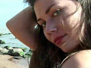 Beach babe Juliette fingered her tight cunt to hard cum.