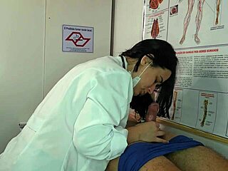 性感護士看到病人雞巴硬了就濕透