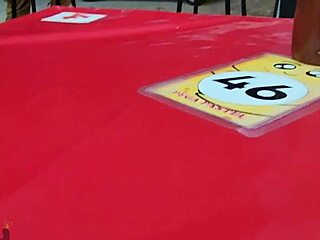 No pelo e na frente do marido corno, casal sai para comer pastel e esposa escolhe macho para encher ela de leite