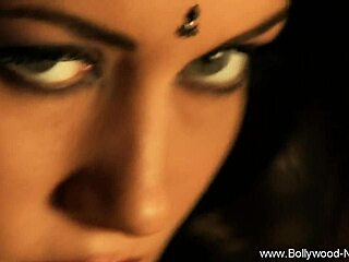 beautiful indian babe seduces with teasing nude dance 😘🔥