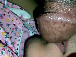 继爸操睡着继女床上深插