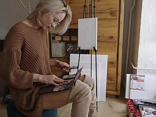 painting this blonde babe's pretty pussy flower 😍👅