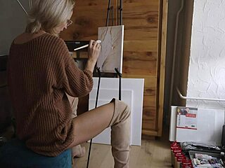 painting this blonde babe's pretty pussy flower 😍👅