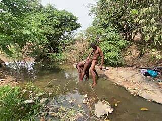 Wow Curvy Ebony Flashes Juicy Body at Stream!