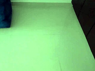 cute babe shakes her pretty ass to tempt you