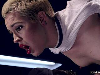 金发奴隶狗爬绑缚遭鞭打猛掐