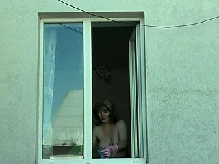 Mature milf neighbor washes windows naked, taxi peeps her tits pussy