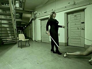 女主人April戴假屌监狱女霸三人审讯