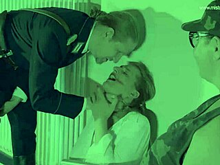 女主人April戴假屌监狱女霸三人审讯