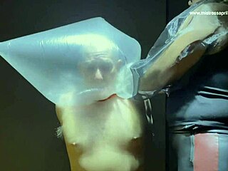 女主人April戴假屌监狱女霸三人审讯