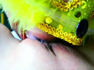 高中骚妹舔逼舔到潮吹直射嘴里