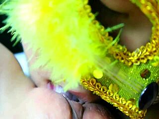 高中骚妹舔逼舔到潮吹直射嘴里