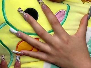 18岁娇小学生保姆撩老爸鸡巴射光滑紧逼