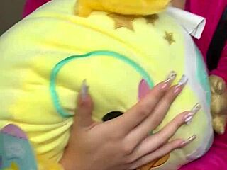 18岁娇小学生保姆撩老爸鸡巴射光滑紧逼