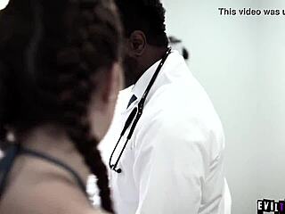 黑人女医泰勒 把18+病妹麦迪检查变猛肛爆