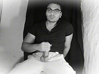 Sexy Bodybuilder Strokes 18cm Cock Guitar Masturbation