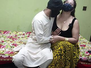 Pakistani aunty stuffs lover's lund deep in her tight gand